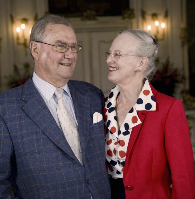 DEMENT: I høst delte det danske kongehuset meldingen om at prins Henrik av Danmark lider av demens. Her sammen med sin kone dronning Margrethe ved en annen anledning. Foto: Reuters DEMENT: I høst delte det danske kongehuset meldingen om at prins Henrik av Danmark lider av demens. Her sammen med sin kone dronning Margrethe ved en annen anledning. Foto: Reuters