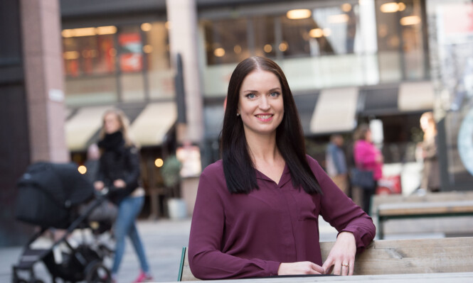 SKRIV KONTRAKT: Oppfordrer forbrukerøkonom Anne Motzfeldt fra Danske Bank. Hun mener boligkjøp med en god venninne kan være lurt. FOTO: Presse SKRIV KONTRAKT: Oppfordrer forbrukerøkonom Anne Motzfeldt fra Danske Bank. Hun mener boligkjøp med en god venninne kan være lurt. FOTO: Presse