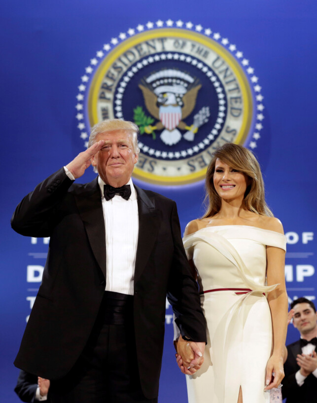 SPESIALDESIGNET: Til innsettelsesballet fikk Melania Trump den fransk-amerikanske designeren Hervé Pierre til å lage kjolen hennes. Business Insider slår fast at kjolen er uvurderlig. Foto: NTB scanpix SPESIALDESIGNET: Til innsettelsesballet fikk Melania Trump den fransk-amerikanske designeren Hervé Pierre til å lage kjolen hennes. Business Insider slår fast at kjolen er uvurderlig. Foto: NTB scanpix