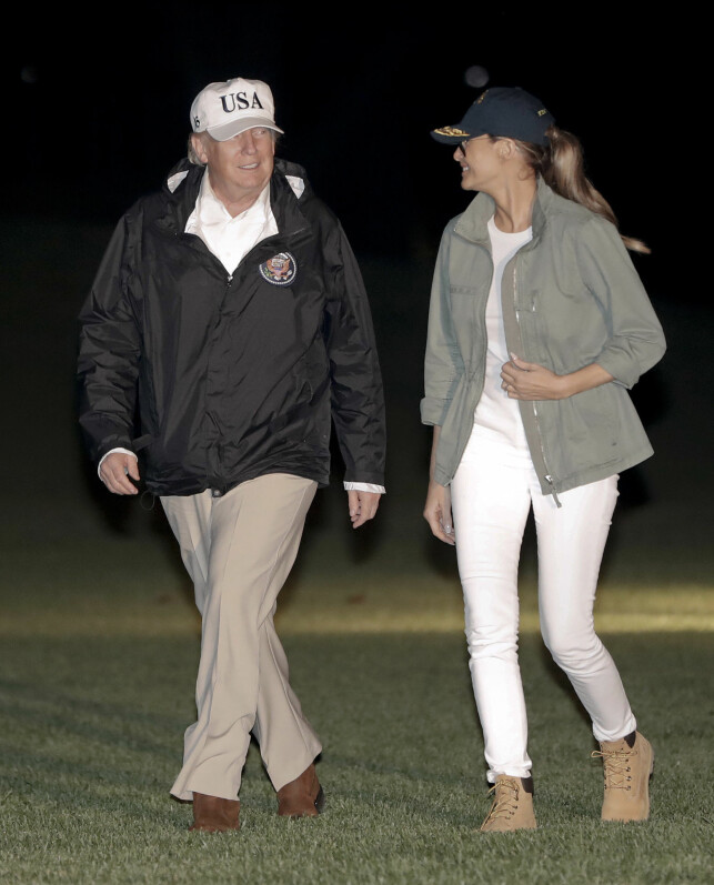 NED PÅ JORDA?: Selv om mange har stilt seg kritisk til Melania Trumps antrekk gjennom året, mener andre at det har bedret seg denne høsten. Her er hun fotografert i Puerto Rico i oktober i et nokså jordnært antrekk bestående av boots, jeans og caps. Donald har gått for samme stil. Foto: NTB scanpix NED PÅ JORDA?: Selv om mange har stilt seg kritisk til Melania Trumps antrekk gjennom året, mener andre at det har bedret seg denne høsten. Her er hun fotografert i Puerto Rico i oktober i et nokså jordnært antrekk bestående av boots, jeans og caps. Donald har gått for samme stil. Foto: NTB scanpix