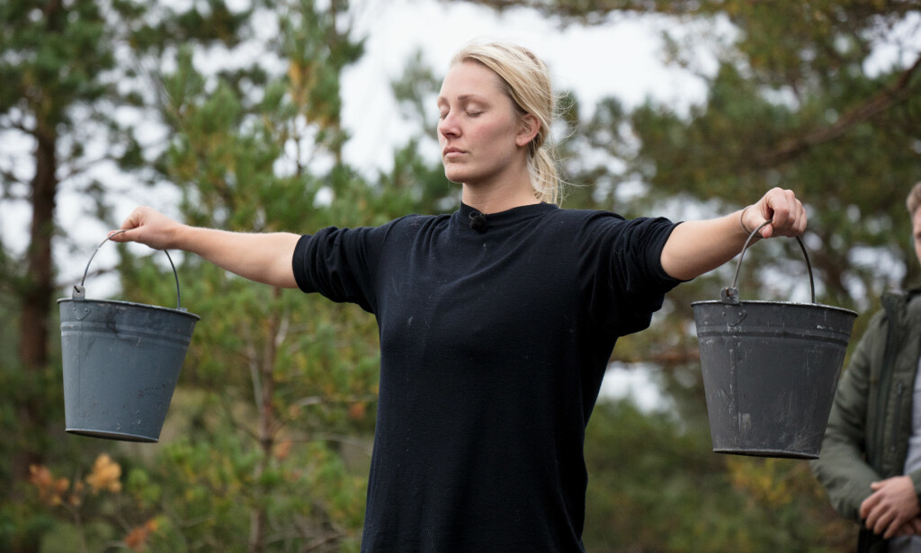 TUNGT: Karianne Amlie Wahlstrøm fikk problemer med venstre skulder under melkespann-duellen mot Eunike Hoksrød (39). Foto: Margrethe Miljeteig / TV 2 TUNGT: Karianne Amlie Wahlstrøm fikk problemer med venstre skulder under melkespann-duellen mot Eunike Hoksrød (39). Foto: Margrethe Miljeteig / TV 2