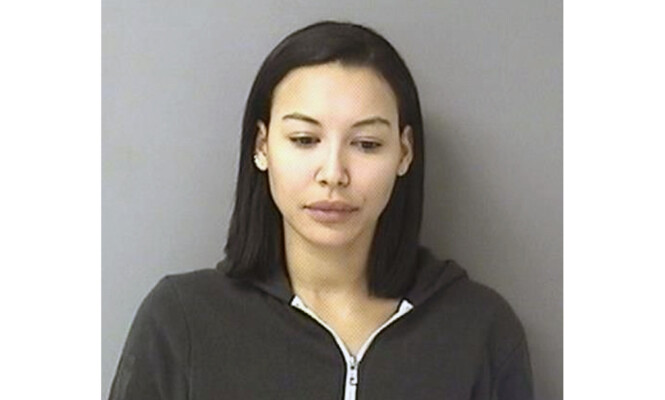 KJØRT TIL STASJONEN: Naya Rivera, kjent fra blant annet «Glee», ble denne helgen arrestert og siktet for vold mot ektemannen. Dette bildet ble tatt av henne på stasjonen. Foto: Kanawha County Sheriff's Office, AP, NTB scanpix KJØRT TIL STASJONEN: Naya Rivera, kjent fra blant annet «Glee», ble denne helgen arrestert og siktet for vold mot ektemannen. Dette bildet ble tatt av henne på stasjonen. Foto: Kanawha County Sheriff's Office, AP, NTB scanpix