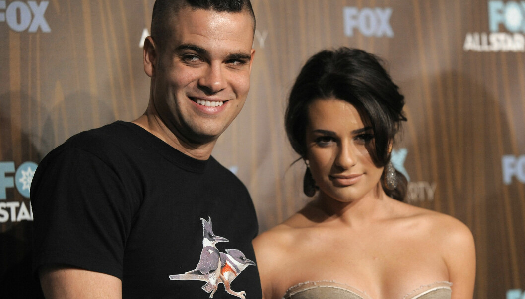 TV-STJERNE: Sammen med blant andre Lea Michele (t.h.), ble Mark Salling en populær skuespiller gjennom ungdomsserien «Glee». Foto: Chris Pizzello/ AP/ NTB scanpix TV-STJERNE: Sammen med blant andre Lea Michele (t.h.), ble Mark Salling en populær skuespiller gjennom ungdomsserien «Glee». Foto: Chris Pizzello/ AP/ NTB scanpix