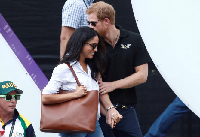 FORELSKA: Prins Harry og Meghan Markle klarte ikke å skjule kjærligheten da de viste seg offentlig sammen for aller første gang i september. To måneder senere ble forlovelsen annonsert via det britiske kongehuset. Foto: NTB Scanpix FORELSKA: Prins Harry og Meghan Markle klarte ikke å skjule kjærligheten da de viste seg offentlig sammen for aller første gang i september. To måneder senere ble forlovelsen annonsert via det britiske kongehuset. Foto: NTB Scanpix