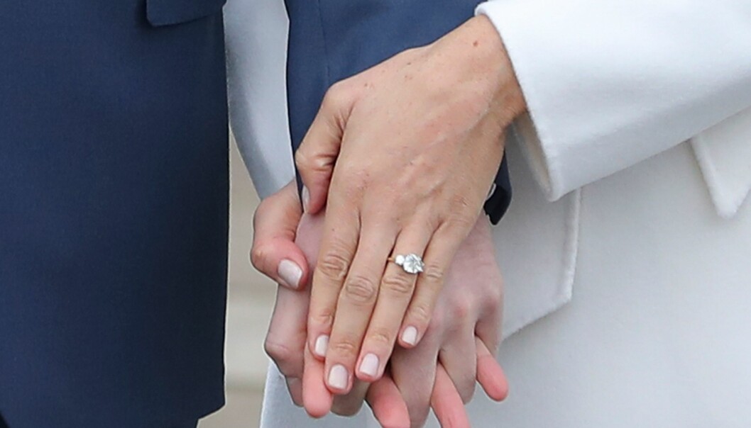 RINGEN: Ifølge den britiske kongehuseksperten Chris Chip skal ringen være laget av to av avdøde prinsesse Dianas diamanter og den tredje diamanten er fra Botswana - hvor paret nylig ferierte. Foto: NTB Scanpix RINGEN: Ifølge den britiske kongehuseksperten Chris Chip skal ringen være laget av to av avdøde prinsesse Dianas diamanter og den tredje diamanten er fra Botswana - hvor paret nylig ferierte. Foto: NTB Scanpix