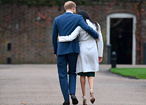 MØTTE PRESSEN: Prinsen og Markle holdt godt rundt hverandre etter å ha møtt pressen tidligere i dag. Foto: NTB Scanpix MØTTE PRESSEN: Prinsen og Markle holdt godt rundt hverandre etter å ha møtt pressen tidligere i dag. Foto: NTB Scanpix