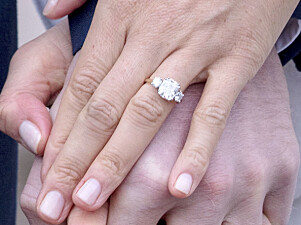 HEDRER DIANA: Prins Harry hedrer sin avdøde mor med forlovelsesringen han har gitt til Meghan Markle. Foto: Shutterstock HEDRER DIANA: Prins Harry hedrer sin avdøde mor med forlovelsesringen han har gitt til Meghan Markle. Foto: Shutterstock
