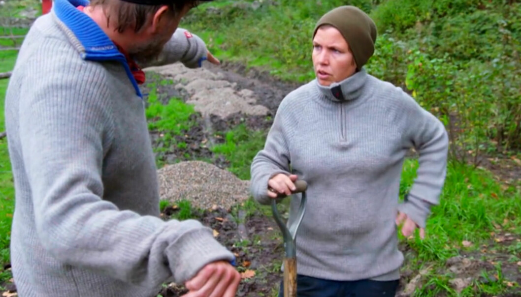 HØYLYTT: Halvor Sveen og Eunike Hoksrød ble aldri enige om hvordan arbeidet med grøfta skulle gjøres. Foto: TV 2 HØYLYTT: Halvor Sveen og Eunike Hoksrød ble aldri enige om hvordan arbeidet med grøfta skulle gjøres. Foto: TV 2