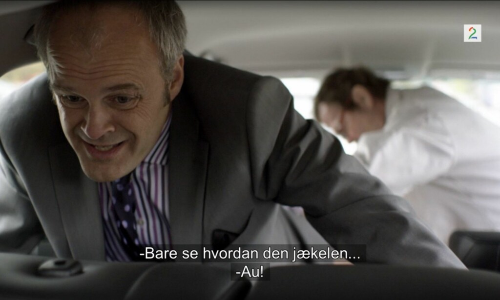 EKTE: Scenen der en lege gjør en endetarmsundersøkelse på Fredde i bilen, er basert på en ekte hendelse, forteller Johan Rheborg. Foto: Skjermdump / TV 2 EKTE: Scenen der en lege gjør en endetarmsundersøkelse på Fredde i bilen, er basert på en ekte hendelse, forteller Johan Rheborg. Foto: Skjermdump / TV 2