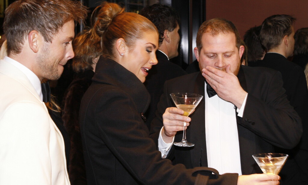 RAUS: I «Senkveld»-regi delte Truls Svendsen ut dry martinis på premierefesten til den nye James Bond-filmen i 2008. Her med Tone Damli Aaberge Foto: Knut Falch / NTB Scanpix RAUS: I «Senkveld»-regi delte Truls Svendsen ut dry martinis på premierefesten til den nye James Bond-filmen i 2008. Her med Tone Damli Aaberge Foto: Knut Falch / NTB Scanpix