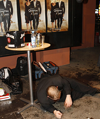 UNDER BORDET: Premieren på James Bond-filmen «Quantum of Solace» ble fuktig for Truls Svendsen, som var utsendt av «Senkveld». Foto: Knut Falch / NTB Scanpix UNDER BORDET: Premieren på James Bond-filmen «Quantum of Solace» ble fuktig for Truls Svendsen, som var utsendt av «Senkveld». Foto: Knut Falch / NTB Scanpix