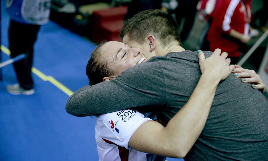 HEIER PÅ HVERANDRE: Camilla Herrem får en klem fra ektemannen Steffen Stegavik under håndball-EM i 2014. Norge, som slo Spania med tre mål i finalen, ble europamester. Foto: Bjørn Langsem / Dagbladet HEIER PÅ HVERANDRE: Camilla Herrem får en klem fra ektemannen Steffen Stegavik under håndball-EM i 2014. Norge, som slo Spania med tre mål i finalen, ble europamester. Foto: Bjørn Langsem / Dagbladet