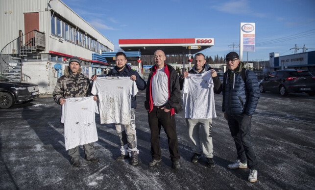 FIKK BESKJED: Fem polske arbeidere forteller at da de malte på jobb i Afore, malte de i t-skjorter hvor det sto Vip Paint. Fra venstre Adam Szczepanski, Tomasz Durchla, Marcin Oleszczuk, Marcin Sus og Piotr Mantoriski. - Det var Gjert som ba oss bruke t-skjortene, sier Mantoriski. FIKK BESKJED: Fem polske arbeidere forteller at da de malte på jobb i Afore, malte de i t-skjorter hvor det sto Vip Paint. Fra venstre Adam Szczepanski, Tomasz Durchla, Marcin Oleszczuk, Marcin Sus og Piotr Mantoriski. - Det var Gjert som ba oss bruke t-skjortene, sier Mantoriski.