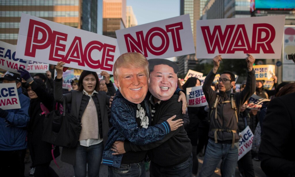 «PEACE, NOT WAR»: Demonstranter med masker av ansiktet til Kim Jong-un og Donald Trump omfavner hverandre under en demonstrasjon for fred i Seoul i begynnelsen av november. Foto: AFP / Ed JONES «PEACE, NOT WAR»: Demonstranter med masker av ansiktet til Kim Jong-un og Donald Trump omfavner hverandre under en demonstrasjon for fred i Seoul i begynnelsen av november. Foto: AFP / Ed JONES