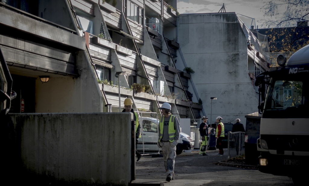 PUSSER OPP. Oslo kommune pusser opp en kommunal bygård i Sofienberggata på Grünerløkka. S-bygg har fått oppdraget verdt 110 millioner kroner. Men hvem leide de egentlig inn for å male? Foto: Lars Eivind Bones. PUSSER OPP. Oslo kommune pusser opp en kommunal bygård i Sofienberggata på Grünerløkka. S-bygg har fått oppdraget verdt 110 millioner kroner. Men hvem leide de egentlig inn for å male? Foto: Lars Eivind Bones.