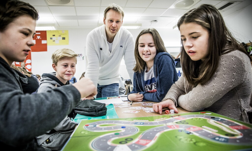 MER LEK: Lærer Skage Hansen ved Engebråten skole instruerer Nottov Nergården Jortveit (13) (fra venstre), Sander Nordgård Teimansen (13), Hedda Kongstein (13) og Oda Skar (13) i matte. Foto: Christian Roth Christensen/ Dagbladet MER LEK: Lærer Skage Hansen ved Engebråten skole instruerer Nottov Nergården Jortveit (13) (fra venstre), Sander Nordgård Teimansen (13), Hedda Kongstein (13) og Oda Skar (13) i matte. Foto: Christian Roth Christensen/ Dagbladet