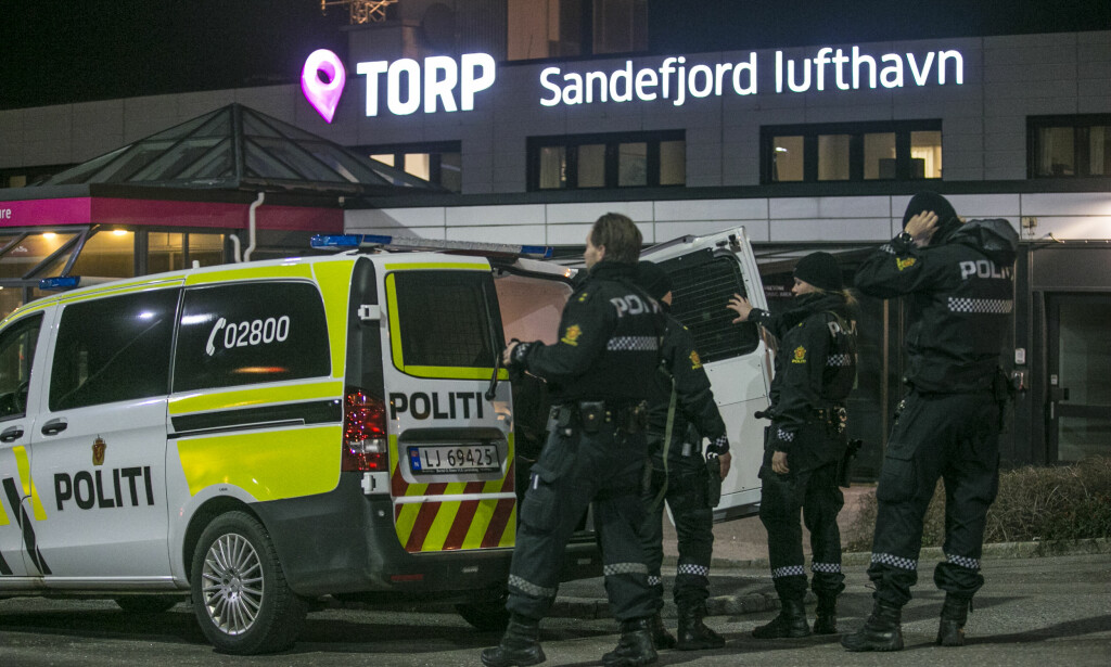 TILSTEDEVÆRELSE: Et stort antall politifolk, ambulanser og brannbiler rykket ut til Torp lufthavn ved Sandefjord fredag ettermiddag. Sikkerheten var merkbart skjerpet, med væpnet politi som holdt vakt ved alle inn- og utganger.Foto: Trond Reidar Teigen / NTB scanpix TILSTEDEVÆRELSE: Et stort antall politifolk, ambulanser og brannbiler rykket ut til Torp lufthavn ved Sandefjord fredag ettermiddag. Sikkerheten var merkbart skjerpet, med væpnet politi som holdt vakt ved alle inn- og utganger.Foto: Trond Reidar Teigen / NTB scanpix