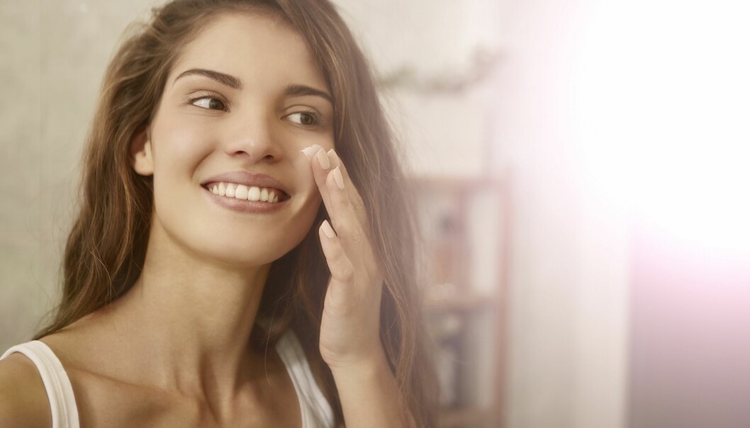 MORGEN OG KVELD: For best effekt bruk gjerne en nattkrem med retinol og et C-vitamin-serum på dagtid. Foto: Scanpix. MORGEN OG KVELD: For best effekt bruk gjerne en nattkrem med retinol og et C-vitamin-serum på dagtid. Foto: Scanpix.
