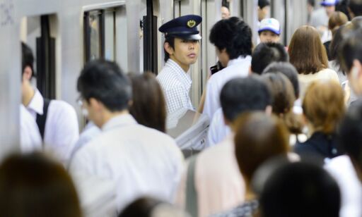 image: Det finnes apper for alt - også for gravide kvinner på Tokyos t-baner