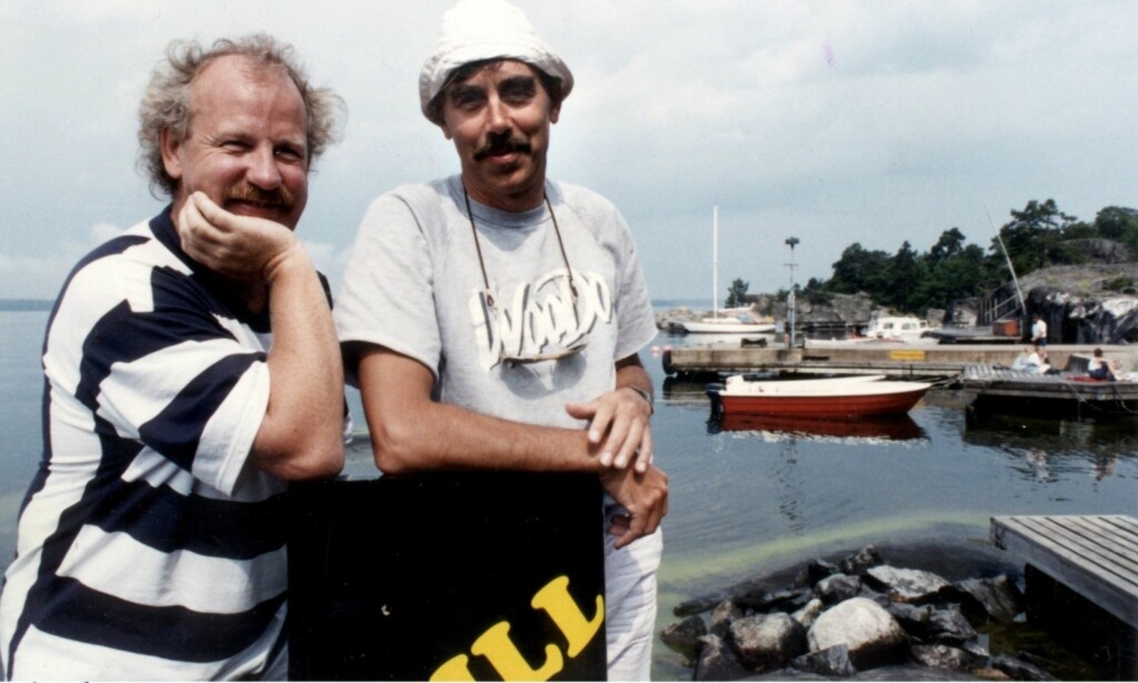 FILMKLASSIKER: Jon Skolmen og Lasse Åberg (t.h.) spilte hovedrollene i filmen «SOS Selskapsreisen» fra 1988. Foto: Maj-britt Rehnström/flt-pica / NTB Scanpix FILMKLASSIKER: Jon Skolmen og Lasse Åberg (t.h.) spilte hovedrollene i filmen «SOS Selskapsreisen» fra 1988. Foto: Maj-britt Rehnström/flt-pica / NTB Scanpix