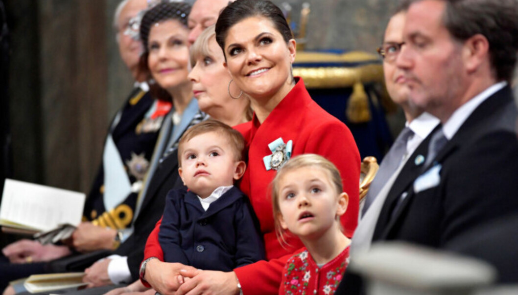 VAKKER: Kronprinsesse Victoria strålte i et julerødt antrekk under nevøens barnedåp i begynnelsen av desember. Datteren prinsesse Estelle var ikledd en grå kjole med en søt, rød cardigan til. Prins Oscar satt rolig på fanget til mamma Victoria, og lot seg tydelig fascinere av musikken som fylte slottskyrkan. Foto: NTB Scanpix VAKKER: Kronprinsesse Victoria strålte i et julerødt antrekk under nevøens barnedåp i begynnelsen av desember. Datteren prinsesse Estelle var ikledd en grå kjole med en søt, rød cardigan til. Prins Oscar satt rolig på fanget til mamma Victoria, og lot seg tydelig fascinere av musikken som fylte slottskyrkan. Foto: NTB Scanpix