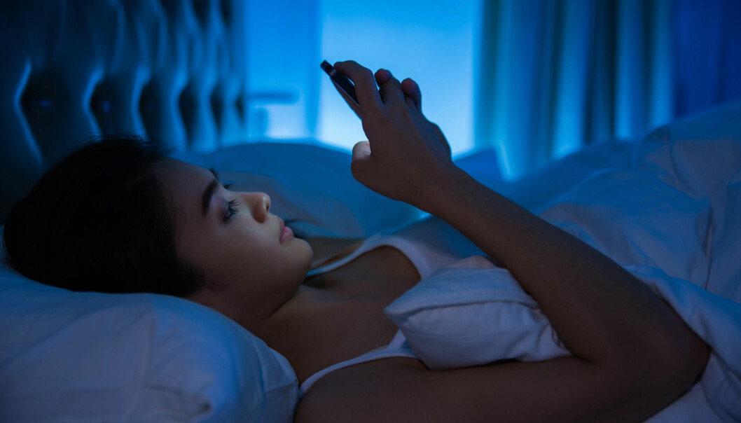 INGEN SKJERM: Det er ikke lurt å ligge på telefonen før du skal sove. Det blå lyset holder deg våken. Legg vekk telefonen en times tid før du skal sove. Foto: NTB Scanpix INGEN SKJERM: Det er ikke lurt å ligge på telefonen før du skal sove. Det blå lyset holder deg våken. Legg vekk telefonen en times tid før du skal sove. Foto: NTB Scanpix