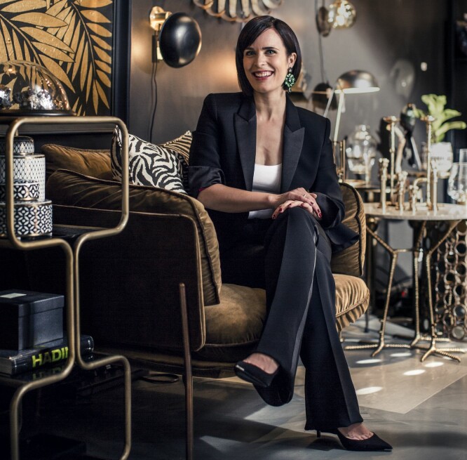 ELSE HAR PÅ SEG: Blazer (kr 7100), bukse (kr 3700) og pumps (kr 4300, alt fra Barbara Bui), singlet (kr 600, Majestic) og øredobber (kr 3000, Caprice). FOTO: Astrid Waller ELSE HAR PÅ SEG: Blazer (kr 7100), bukse (kr 3700) og pumps (kr 4300, alt fra Barbara Bui), singlet (kr 600, Majestic) og øredobber (kr 3000, Caprice). FOTO: Astrid Waller