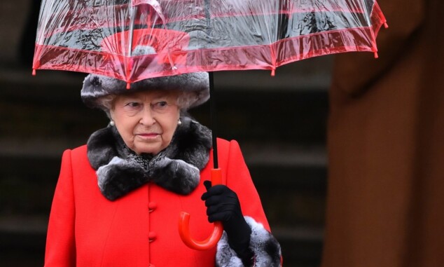 <strong>I RØDT:</strong> Dronning Elizabeth avbildet utenfor St. Mary Magdalene Church i Norfolk 1. juledag 2015. Foto: AFP/ NTB Scanpix <strong>I RØDT:</strong> Dronning Elizabeth avbildet utenfor St. Mary Magdalene Church i Norfolk 1. juledag 2015. Foto: AFP/ NTB Scanpix