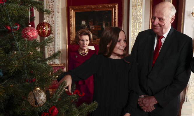 MED BESTEFAR: Prinsesse Ingrid Alexandra pynter juletreet på Slottet med bestefar kong Harald. Foto: Lise Åserud / NTB scanpix MED BESTEFAR: Prinsesse Ingrid Alexandra pynter juletreet på Slottet med bestefar kong Harald. Foto: Lise Åserud / NTB scanpix