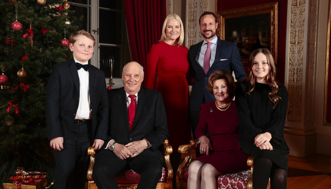 FIN GJENG: Kongeparet med sønnen kronprins Haakon, svigerdatteren kronprinsesse Mette-Marit og barnebarna prinsesse Ingrid Alexandra og prins Sverre Magnus under den årlige julefotograferingen på Slottet i desember. Foto: Lise Åserud / NTB scanpix FIN GJENG: Kongeparet med sønnen kronprins Haakon, svigerdatteren kronprinsesse Mette-Marit og barnebarna prinsesse Ingrid Alexandra og prins Sverre Magnus under den årlige julefotograferingen på Slottet i desember. Foto: Lise Åserud / NTB scanpix