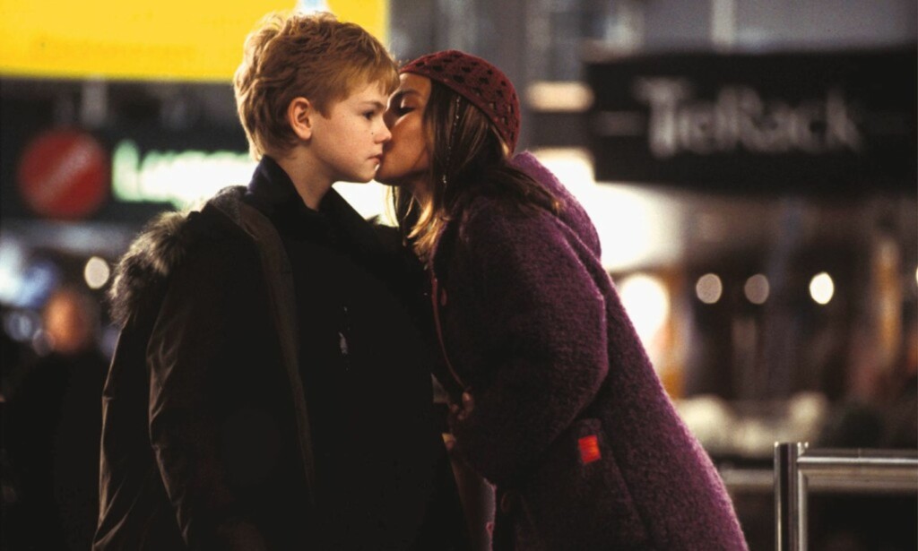 LYKKELIG SLUTT: I filmen får Sam, som spilles av Thomas Bordie-Sangster til slutt drømmejenta Joanna, spilt av Olivia Olson. LYKKELIG SLUTT: I filmen får Sam, som spilles av Thomas Bordie-Sangster til slutt drømmejenta Joanna, spilt av Olivia Olson.