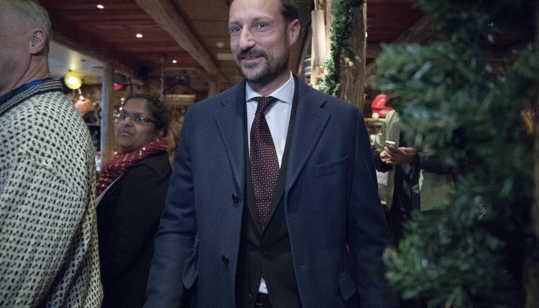 <strong>BLID:</strong> Det er ikke kjent hva gjestene fikk servert under lunsjen på Egon, men kronprinsen så ut til å ha det alle tiders. Foto: NTB scanpix <strong>BLID:</strong> Det er ikke kjent hva gjestene fikk servert under lunsjen på Egon, men kronprinsen så ut til å ha det alle tiders. Foto: NTB scanpix