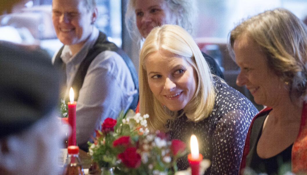 KOSTE SEG: Kronprinsesse Mette-Marit så ut til å hygge seg med de oppmøtte gjestene. Foto: NTB scanpix KOSTE SEG: Kronprinsesse Mette-Marit så ut til å hygge seg med de oppmøtte gjestene. Foto: NTB scanpix