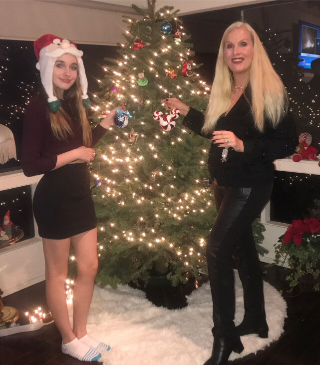 SVENSK TRADISJON: Gunilla, datteren Erika og moren Iris gjør som oss i Norge - de feirer jul den 24. Det er det nok flere amerikanere som rynker på nesen av. Foto: Privat SVENSK TRADISJON: Gunilla, datteren Erika og moren Iris gjør som oss i Norge - de feirer jul den 24. Det er det nok flere amerikanere som rynker på nesen av. Foto: Privat