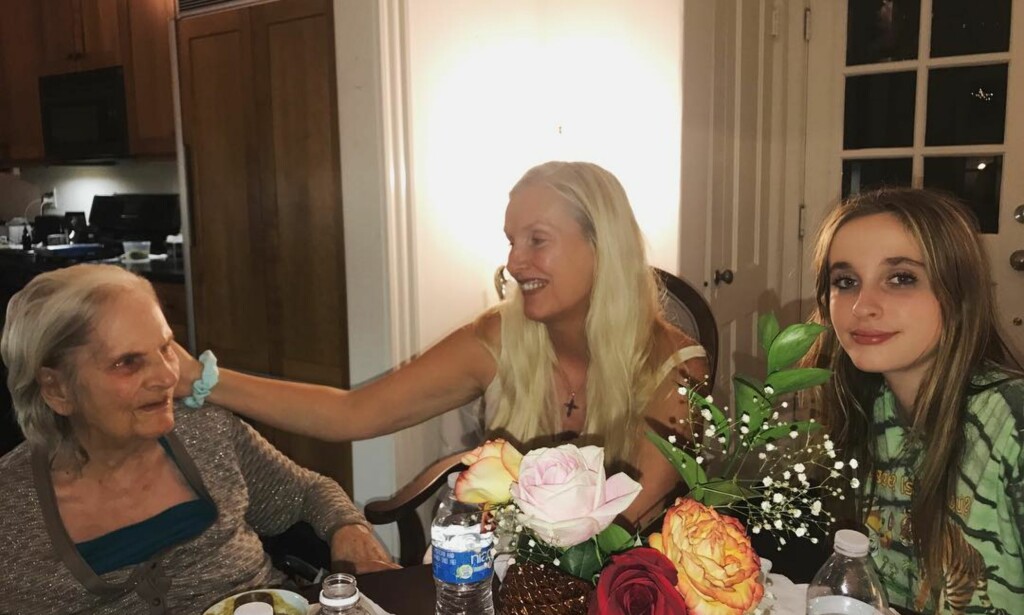 VERDSETTER FAMILIEN: De er bare tre, men har et sterkt bånd. Gunilla er overbevist om at moren Iris ville vært død om hun ikke hadde tatt seg av henne selv. Foto: Privat VERDSETTER FAMILIEN: De er bare tre, men har et sterkt bånd. Gunilla er overbevist om at moren Iris ville vært død om hun ikke hadde tatt seg av henne selv. Foto: Privat