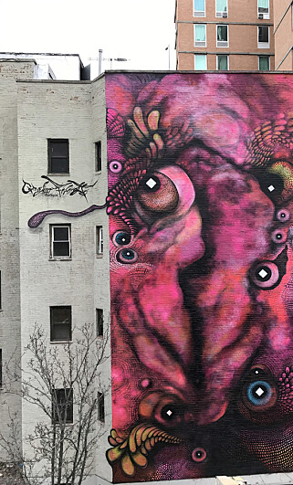 ABSTRAKT VAGINA: «With my pussy vison I see through your talk» er søsterbildet og fra en annen vegg litt lenger øst i New York - også malt av Carolina Falkholt. Foto: NTB scanpix ABSTRAKT VAGINA: «With my pussy vison I see through your talk» er søsterbildet og fra en annen vegg litt lenger øst i New York - også malt av Carolina Falkholt. Foto: NTB scanpix