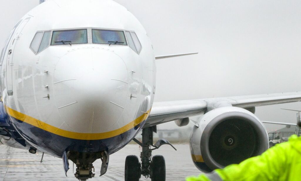 image: Passasjer ble så utålmodig da han ikke fikk forlate flyet at han tok nødutgangen over vingen