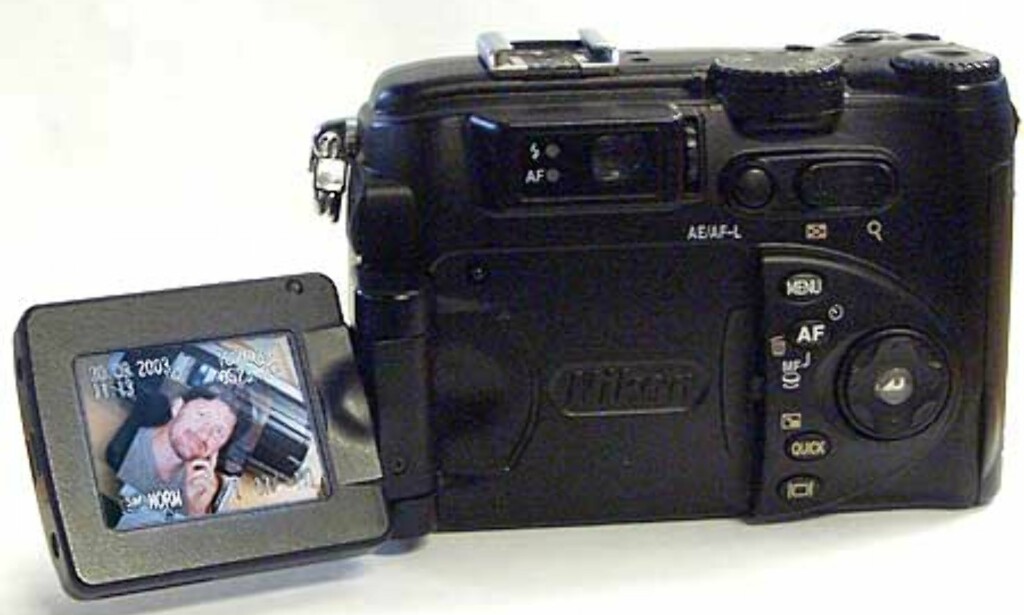 Skjermen kan vris 180 grader,og du kan også fotografere deg selv. Den kan også smettes inn i huset og fremstå som hvilken som helst annen LCD¨-søker. Skjermen kan vris 180 grader,og du kan også fotografere deg selv. Den kan også smettes inn i huset og fremstå som hvilken som helst annen LCD¨-søker.