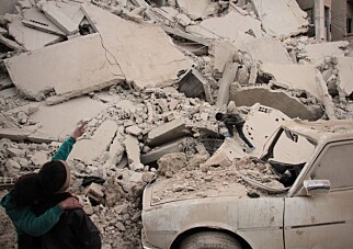 SKUELYSTNE: Noen syriske gutter er nysgjerrige på ruinene etter morgenens flybombing i Misraba, i det opprørskontrollerte Øst-Ghouta, like utenfor Damaskus. Foto: Hamza al-Ajweh / Afp / Scanpix SKUELYSTNE: Noen syriske gutter er nysgjerrige på ruinene etter morgenens flybombing i Misraba, i det opprørskontrollerte Øst-Ghouta, like utenfor Damaskus. Foto: Hamza al-Ajweh / Afp / Scanpix