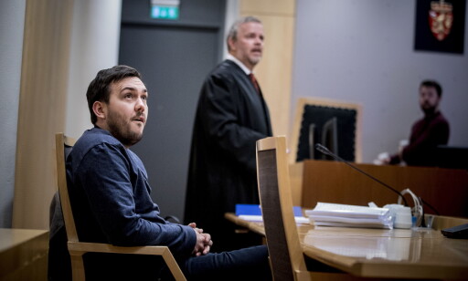 BEVIS: Dennis Vareides advokat Jon Wessel-Aas viser tre videoer der den 19 år gamle youtuberen kommer med grove anklager mot Vareide. Foto: Bjørn Langsem BEVIS: Dennis Vareides advokat Jon Wessel-Aas viser tre videoer der den 19 år gamle youtuberen kommer med grove anklager mot Vareide. Foto: Bjørn Langsem