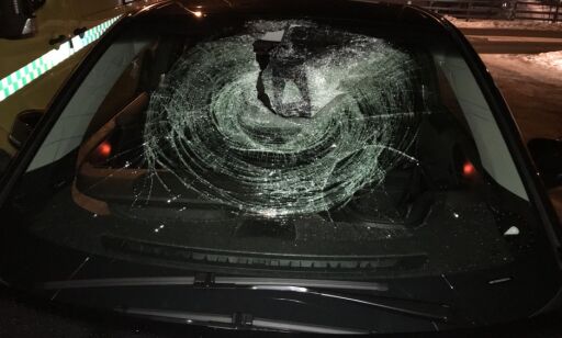 image: Bilist fikk isklump på størrelse med en fotball gjennom frontruta