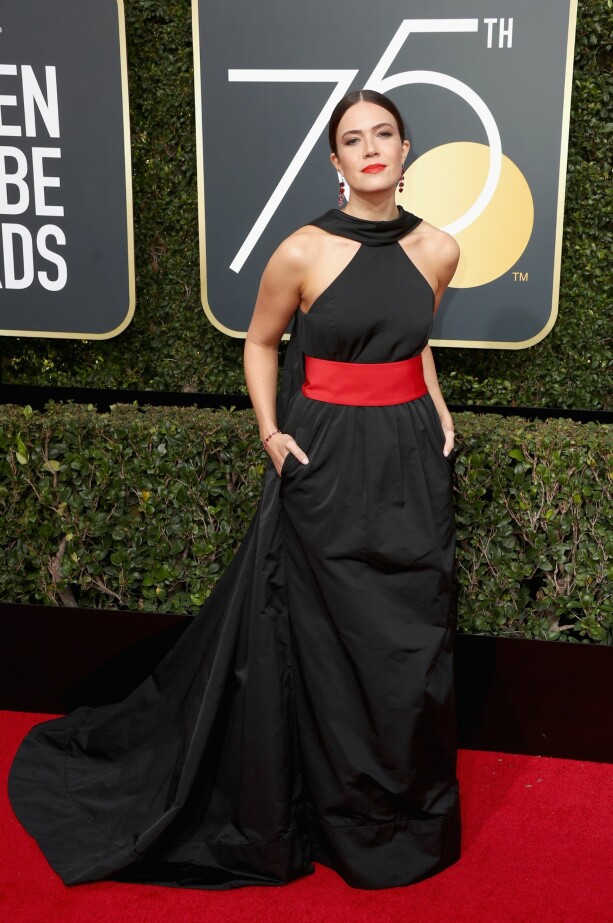 RØDT: Mandy Moore hadde på seg sort, men valgte en ekstra, rød detalj, i form av et magebelte. Kjolen var fra Rosie Assoulin. Foto: NTB scanpix RØDT: Mandy Moore hadde på seg sort, men valgte en ekstra, rød detalj, i form av et magebelte. Kjolen var fra Rosie Assoulin. Foto: NTB scanpix