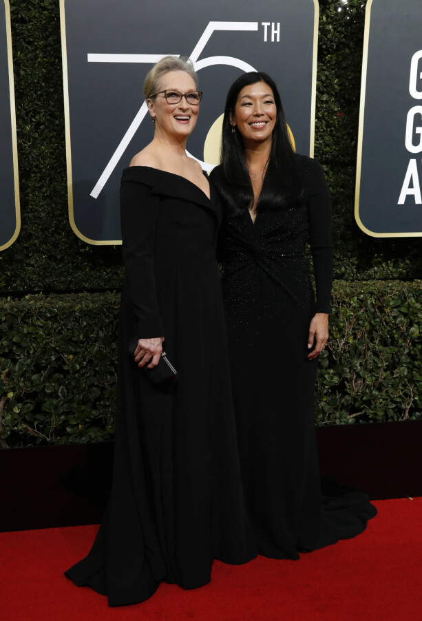 TYDELIG STANDPUNKT: Meryl Streep hadde med seg Ai-jen Poo, direktør for National Domestic Workers Alliance, for å vise at hun støtter den mye omtalte kampanjen. Streep var ikledd Vera Wang. Foto: AFP, NTB scanpix TYDELIG STANDPUNKT: Meryl Streep hadde med seg Ai-jen Poo, direktør for National Domestic Workers Alliance, for å vise at hun støtter den mye omtalte kampanjen. Streep var ikledd Vera Wang. Foto: AFP, NTB scanpix