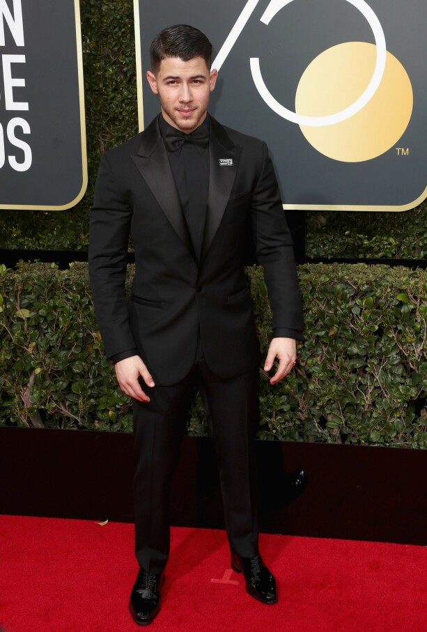 SKARP: Sanger Nick Jonas hadde, som menn flest, på seg svart smoking. For å vise at han er med på kampanjen, hadde han «Time's Up»-button på blazeren. Foto: NTB scanpix SKARP: Sanger Nick Jonas hadde, som menn flest, på seg svart smoking. For å vise at han er med på kampanjen, hadde han «Time's Up»-button på blazeren. Foto: NTB scanpix