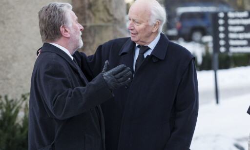 MINNES: Hans Wilhelm Steinfeld og Thorvald Stoltenberg minnes Jahn Otto Johansen utenfor Vestre gravlund. Foto: Henning Lillegård / Dagbladet . MINNES: Hans Wilhelm Steinfeld og Thorvald Stoltenberg minnes Jahn Otto Johansen utenfor Vestre gravlund. Foto: Henning Lillegård / Dagbladet .