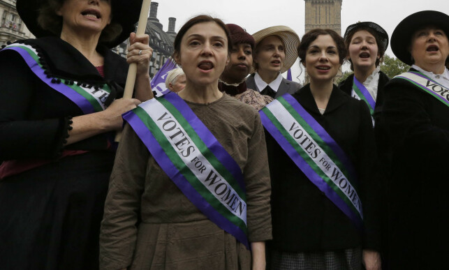 VELKJENTE FARGER: I 2012 valgte en britisk, feministisk organisasjon å kle seg ut som suffragettene, da også med de velkjente fargene som ble et symbol for stemmerett på 1900-tallet. Foto: NTB scanpix VELKJENTE FARGER: I 2012 valgte en britisk, feministisk organisasjon å kle seg ut som suffragettene, da også med de velkjente fargene som ble et symbol for stemmerett på 1900-tallet. Foto: NTB scanpix