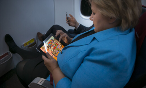 AVKOBLING: Statsminister Erna Solberg spilte Candy Crush om bord på kveldsflyet til Bergen i 2013.
Foto: Heiko Junge / NTB scanpix AVKOBLING: Statsminister Erna Solberg spilte Candy Crush om bord på kveldsflyet til Bergen i 2013.
Foto: Heiko Junge / NTB scanpix