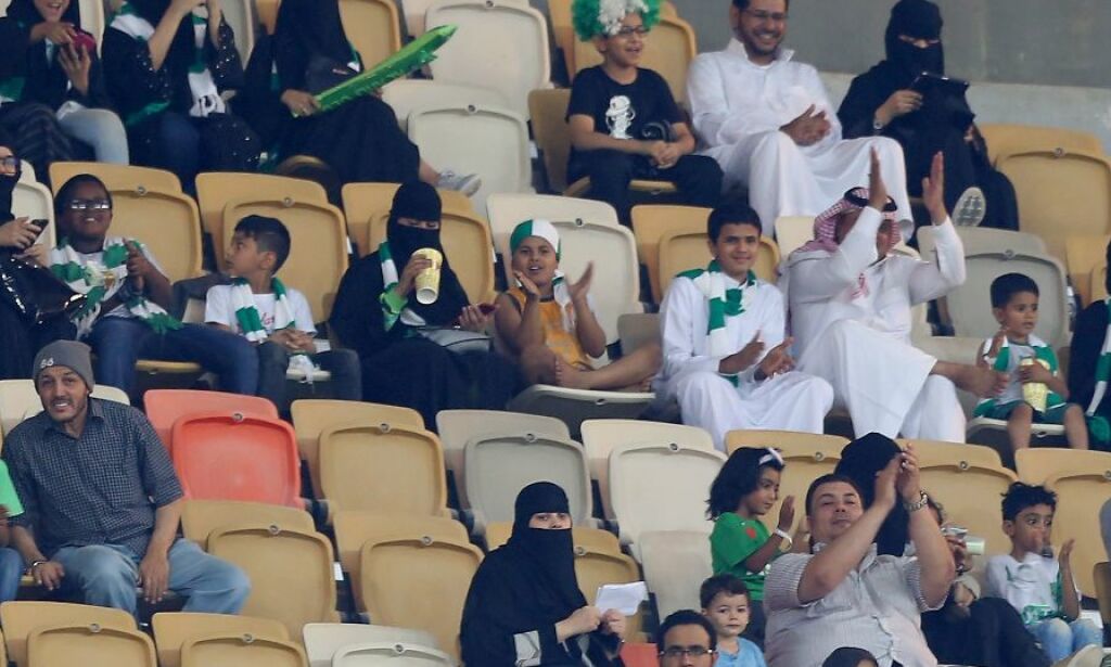 image: Historisk: Kvinner får endelig se fotball i Saudi-Arabia