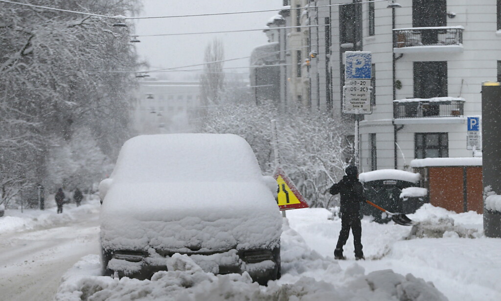KLAR MED SNØSKUFFE: Her fra Oslo tirsdag morgen. Selv om det er nullføre eller noen få plussgrader hele veien sør for Nordland onsdag, er det lurt å ha snøskuffa i beredskap. Fra i morgen blir det kuldegrader over hele landet - i overskuelig framtid. FOTO: Henning Lillegård / Dagbladet KLAR MED SNØSKUFFE: Her fra Oslo tirsdag morgen. Selv om det er nullføre eller noen få plussgrader hele veien sør for Nordland onsdag, er det lurt å ha snøskuffa i beredskap. Fra i morgen blir det kuldegrader over hele landet - i overskuelig framtid. FOTO: Henning Lillegård / Dagbladet