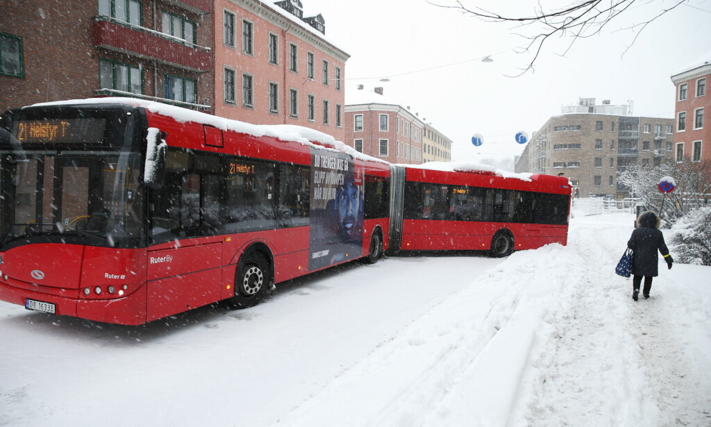 BLOKKERT: Bussjåførene hadde store utfordringer i snøkaoset i Oslo tirsdag. Her har 21-bussen havnet på tverke opp Sannergata. FOTO: Henning Lillegård / Dagbladet BLOKKERT: Bussjåførene hadde store utfordringer i snøkaoset i Oslo tirsdag. Her har 21-bussen havnet på tverke opp Sannergata. FOTO: Henning Lillegård / Dagbladet